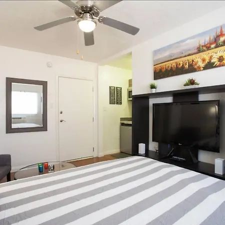 Hollywood Deluxe Suites